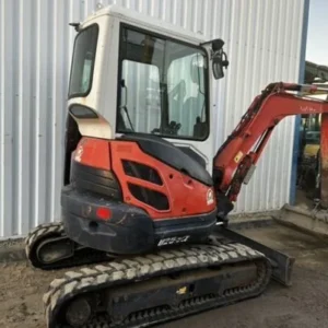 kubota u25 3 alpha cabine + 3 godets – mini pelle 2,6t